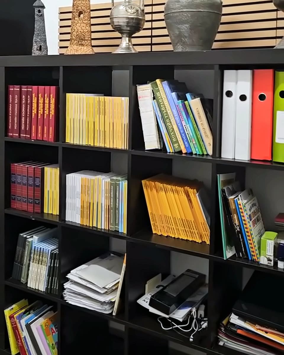 Regal mit Lehrbüchern, Heften und Ordnern in unserer Vereinsbibliothek