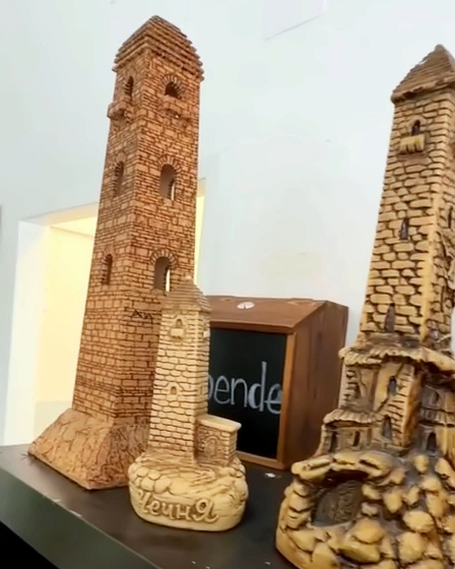 Wehrturm-Modelle aus Ton auf dem Bücherregal unserer Bibliothek